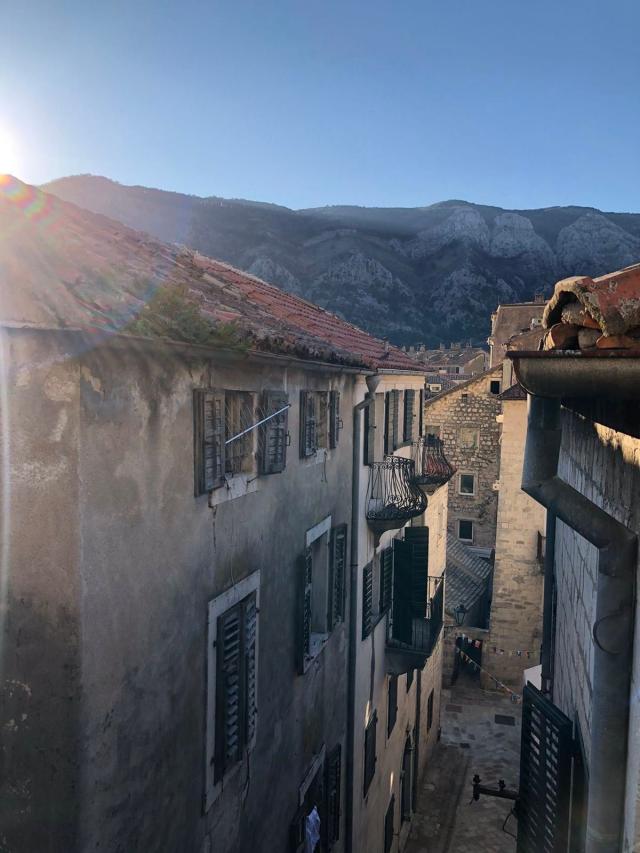 Prodaja dvosobnog stana 50 m² + vrt 30 m² – Stari Grad, Kotor