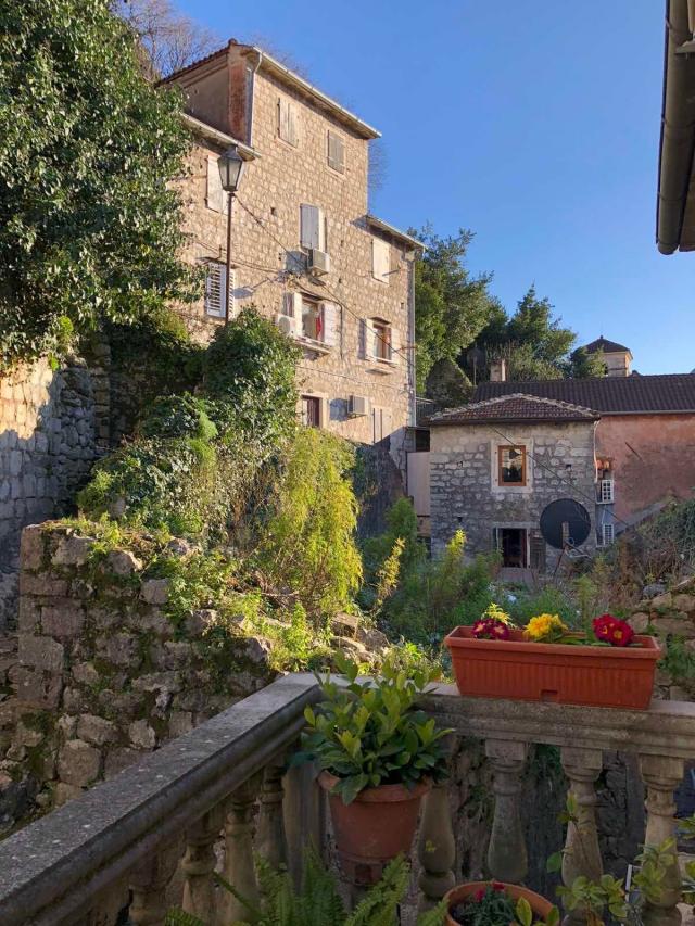 Prodaja dvosobnog stana 50 m² + vrt 30 m² – Stari Grad, Kotor