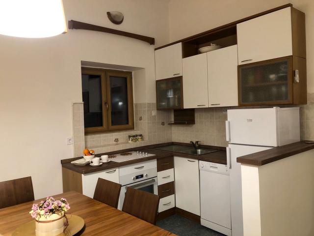 Prodaja dvosobnog stana 50 m² + vrt 30 m² – Stari Grad, Kotor