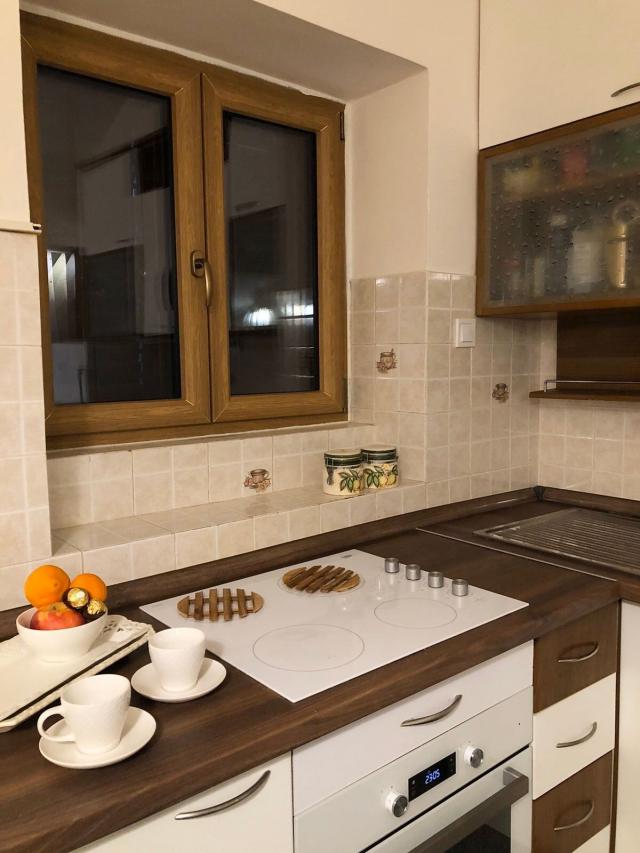 Prodaja dvosobnog stana 50 m² + vrt 30 m² – Stari Grad, Kotor