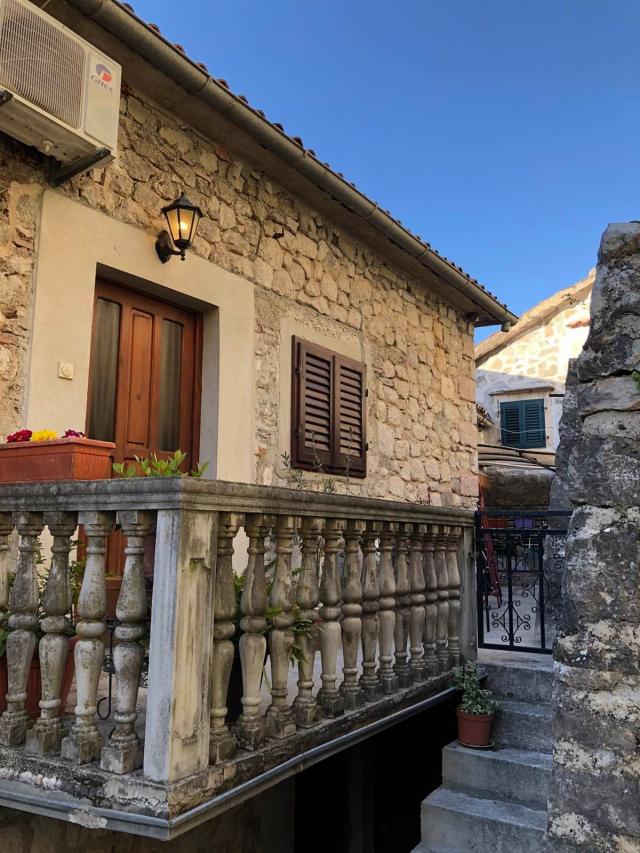 Prodaja dvosobnog stana 50 m² + vrt 30 m² – Stari Grad, Kotor