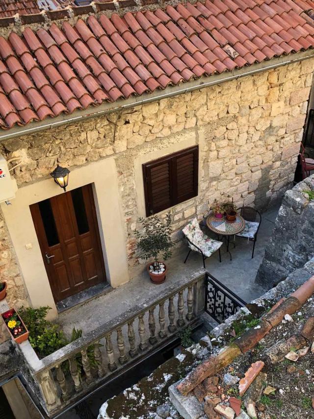 Prodaja dvosobnog stana 50 m² + vrt 30 m² – Stari Grad, Kotor