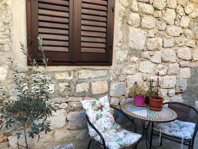 Prodaja dvosobnog stana 50 m² + vrt 30 m² – Stari Grad, Kotor
