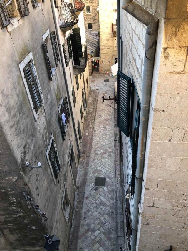 Prodaja dvosobnog stana 50 m² + vrt 30 m² – Stari Grad, Kotor