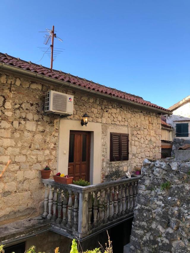 Prodaja dvosobnog stana 50 m² + vrt 30 m² – Stari Grad, Kotor
