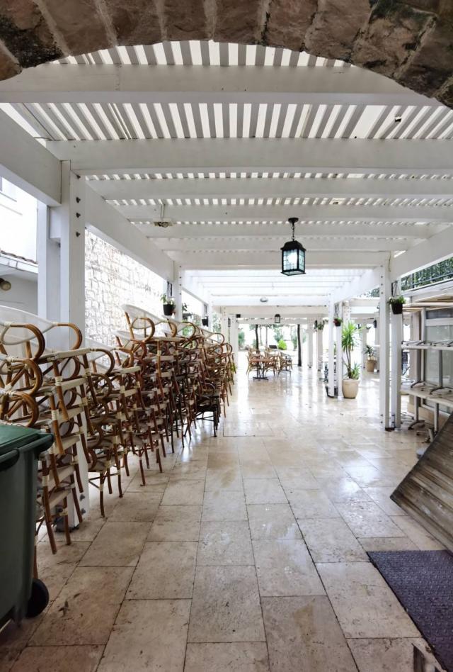 Prodaje se restoran na prvoj liniji do mora, Petrovac. 