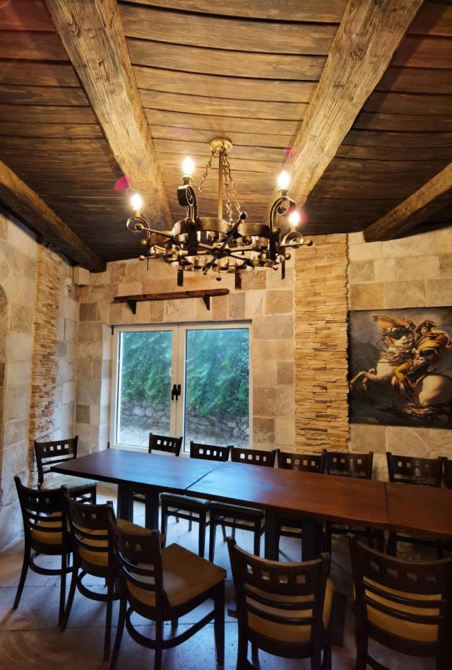 Prodaje se restoran na prvoj liniji do mora, Petrovac. 