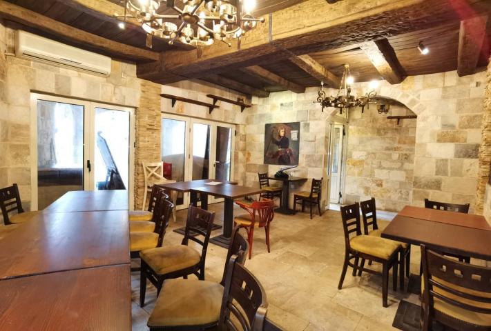 Prodaje se restoran na prvoj liniji do mora, Petrovac. 