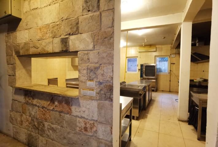 Prodaje se restoran na prvoj liniji do mora, Petrovac. 