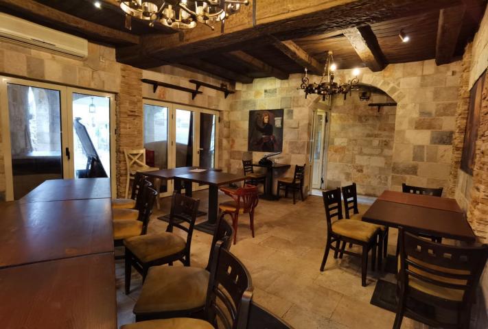 Prodaje se restoran na prvoj liniji do mora, Petrovac. 