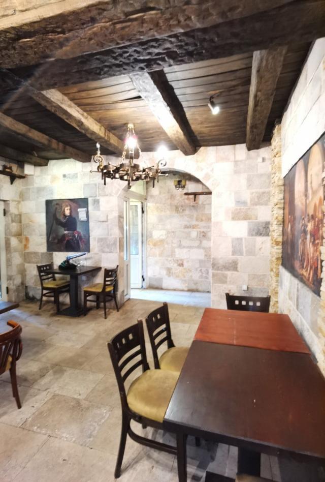 Prodaje se restoran na prvoj liniji do mora, Petrovac. 
