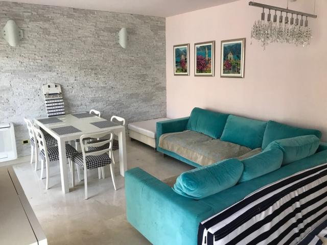 Vila na obali mora, Stoliv