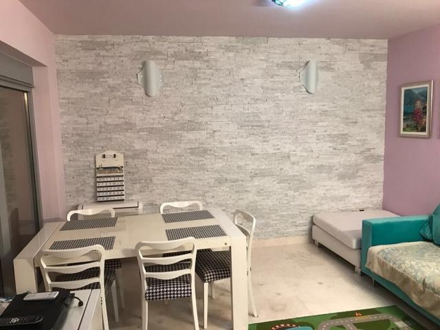 Vila na obali mora, Stoliv