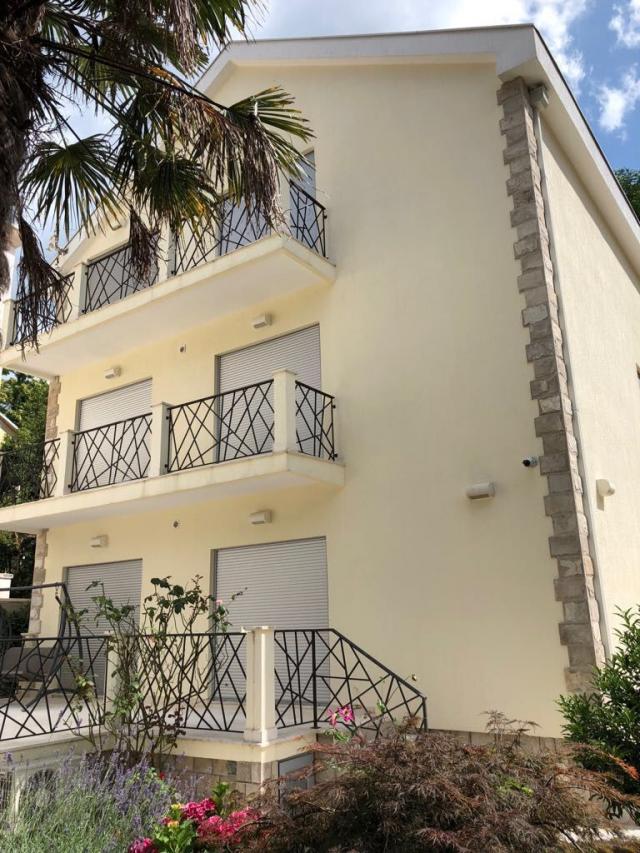 Vila na obali mora, Stoliv