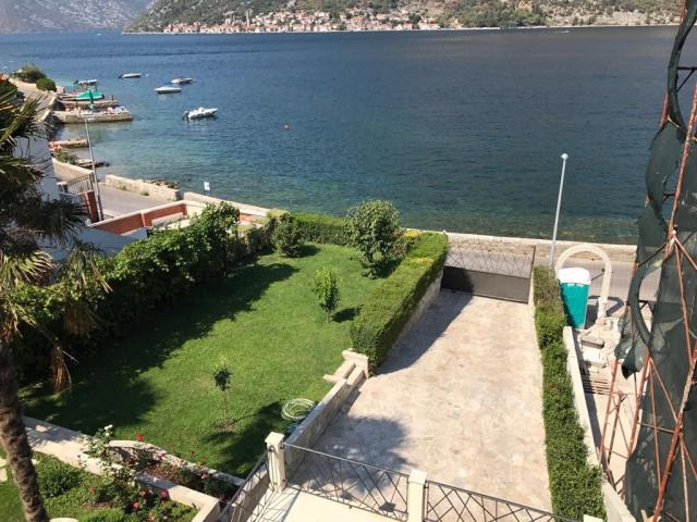 Vila na obali mora, Stoliv