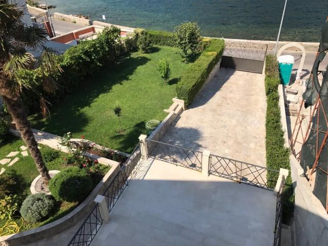 Vila na obali mora, Stoliv