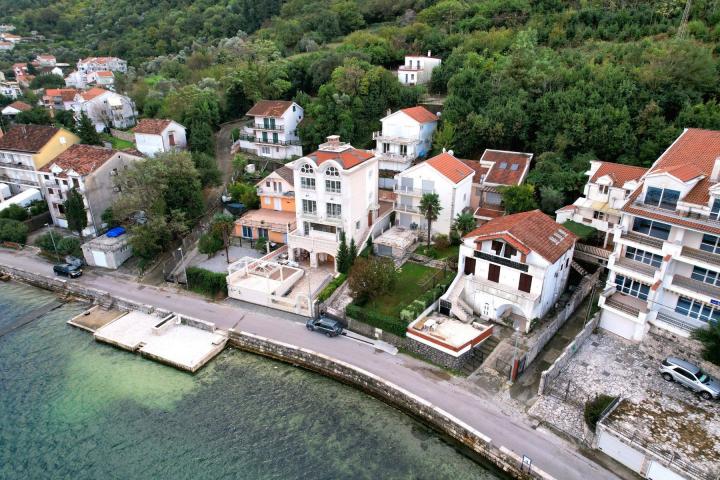 Vila na obali mora, Stoliv