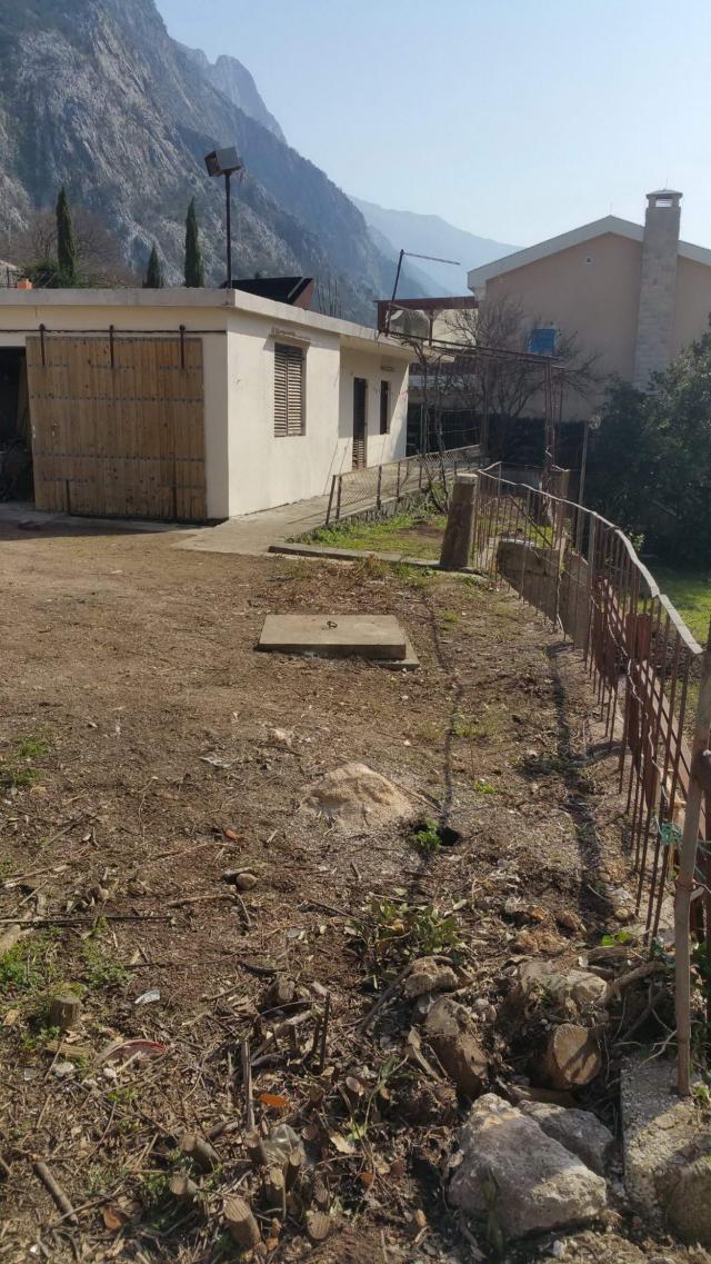 Gradjevinska parcela 1.384 m² sa kućom, garažom, pogledom na more i mogućnošću gradnje do 900 m² – D