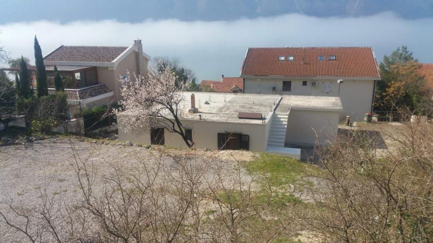 Gradjevinska parcela 1.384 m² sa kućom, garažom, pogledom na more i mogućnošću gradnje do 900 m² – D