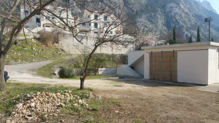 Gradjevinska parcela 1.384 m² sa kućom, garažom, pogledom na more i mogućnošću gradnje do 900 m² – D