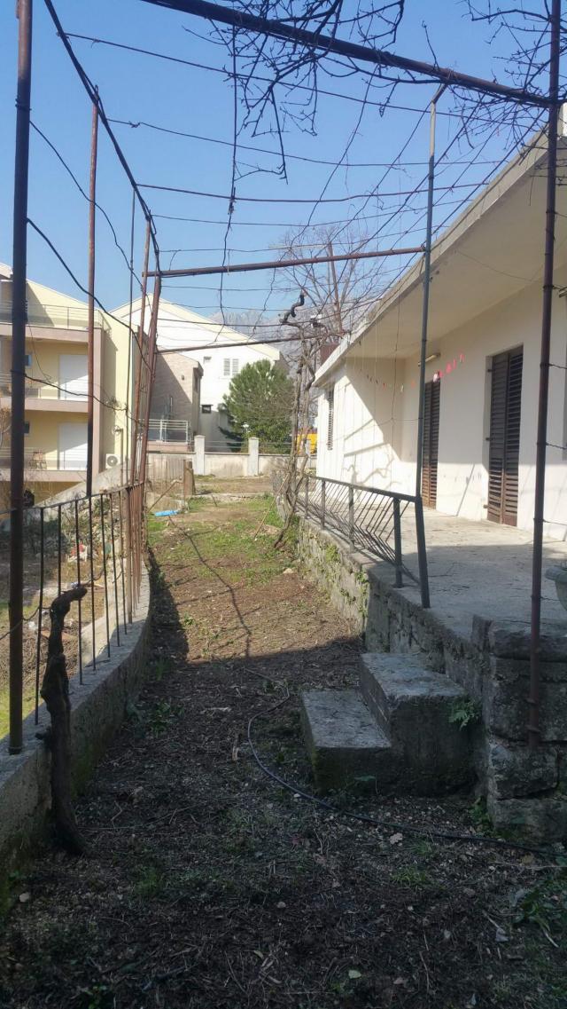 Gradjevinska parcela 1.384 m² sa kućom, garažom, pogledom na more i mogućnošću gradnje do 900 m² – D