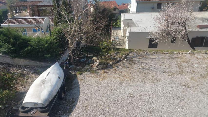 Gradjevinska parcela 1.384 m² sa kućom, garažom, pogledom na more i mogućnošću gradnje do 900 m² – D