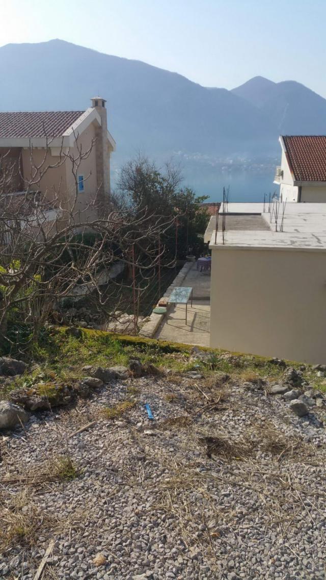 Gradjevinska parcela 1.384 m² sa kućom, garažom, pogledom na more i mogućnošću gradnje do 900 m² – D