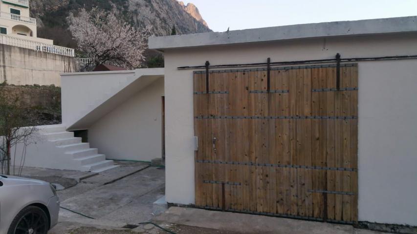Gradjevinska parcela 1.384 m² sa kućom, garažom, pogledom na more i mogućnošću gradnje do 900 m² – D