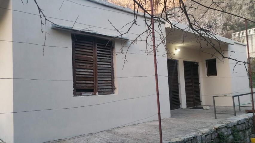 Gradjevinska parcela 1.384 m² sa kućom, garažom, pogledom na more i mogućnošću gradnje do 900 m² – D