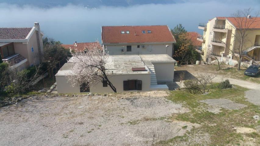 Gradjevinska parcela 1.384 m² sa kućom, garažom, pogledom na more i mogućnošću gradnje do 900 m² – D