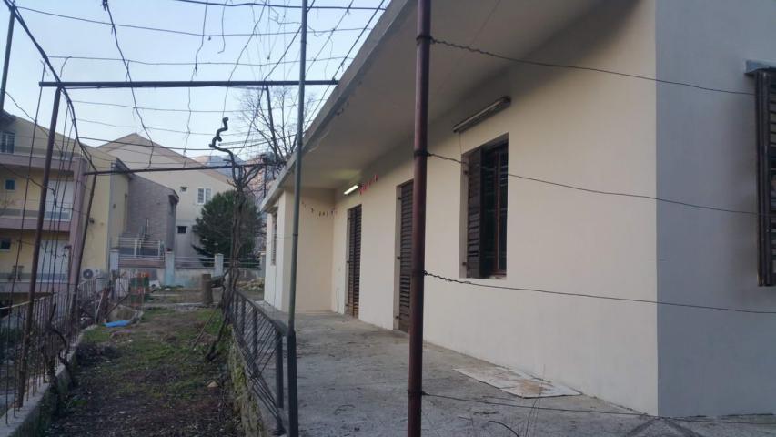Gradjevinska parcela 1.384 m² sa kućom, garažom, pogledom na more i mogućnošću gradnje do 900 m² – D