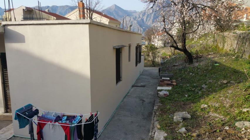 Gradjevinska parcela 1.384 m² sa kućom, garažom, pogledom na more i mogućnošću gradnje do 900 m² – D