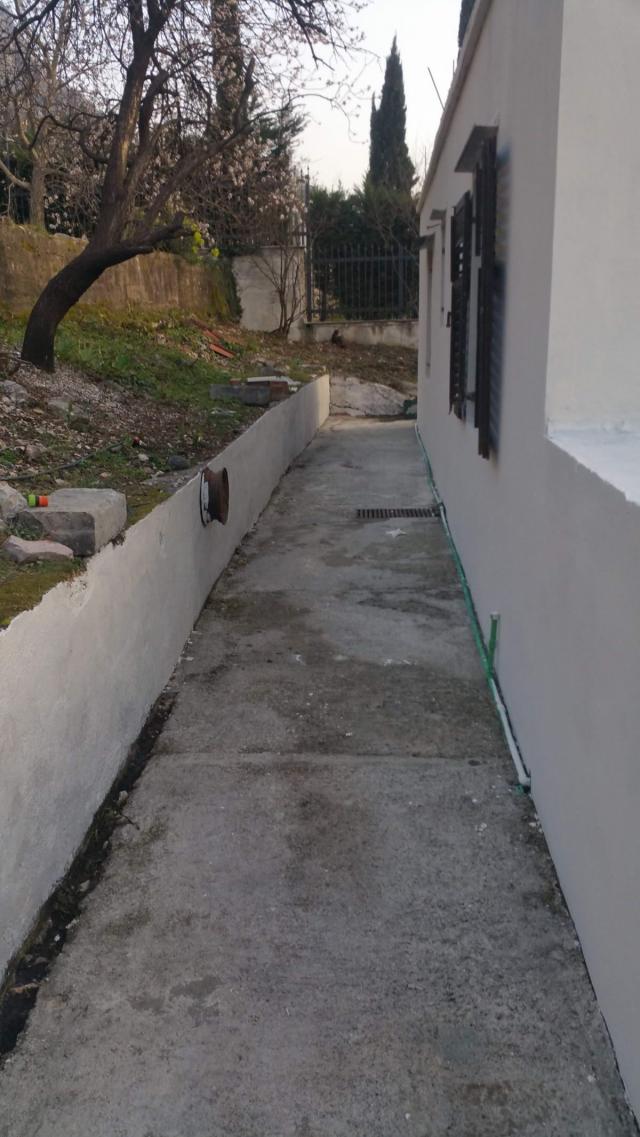 Gradjevinska parcela 1.384 m² sa kućom, garažom, pogledom na more i mogućnošću gradnje do 900 m² – D