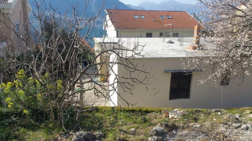 Gradjevinska parcela 1.384 m² sa kućom, garažom, pogledom na more i mogućnošću gradnje do 900 m² – D