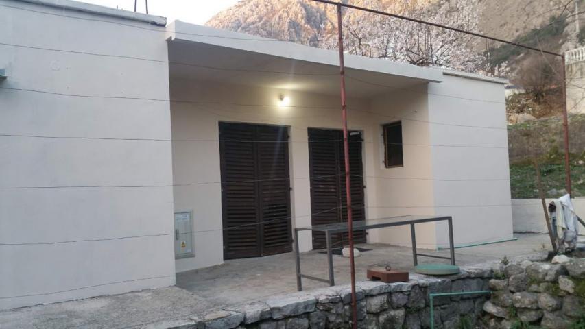Gradjevinska parcela 1.384 m² sa kućom, garažom, pogledom na more i mogućnošću gradnje do 900 m² – D