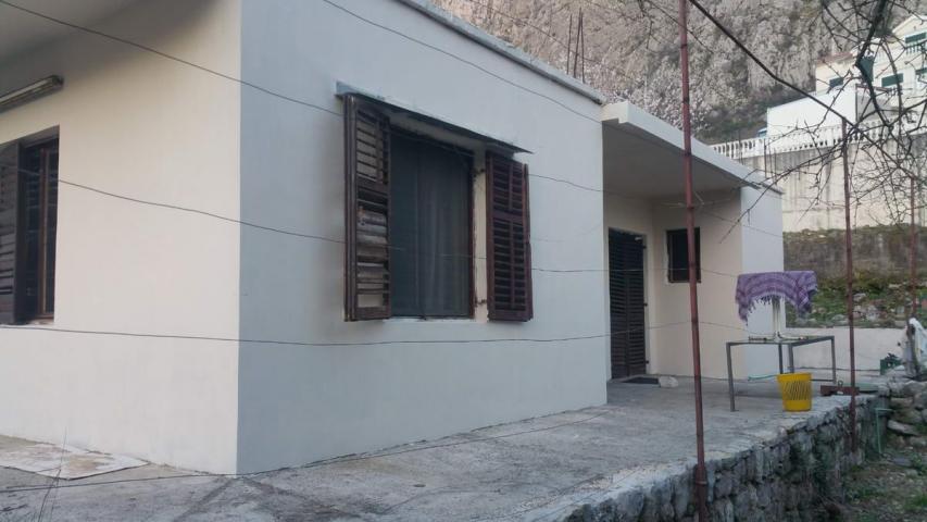 Gradjevinska parcela 1.384 m² sa kućom, garažom, pogledom na more i mogućnošću gradnje do 900 m² – D