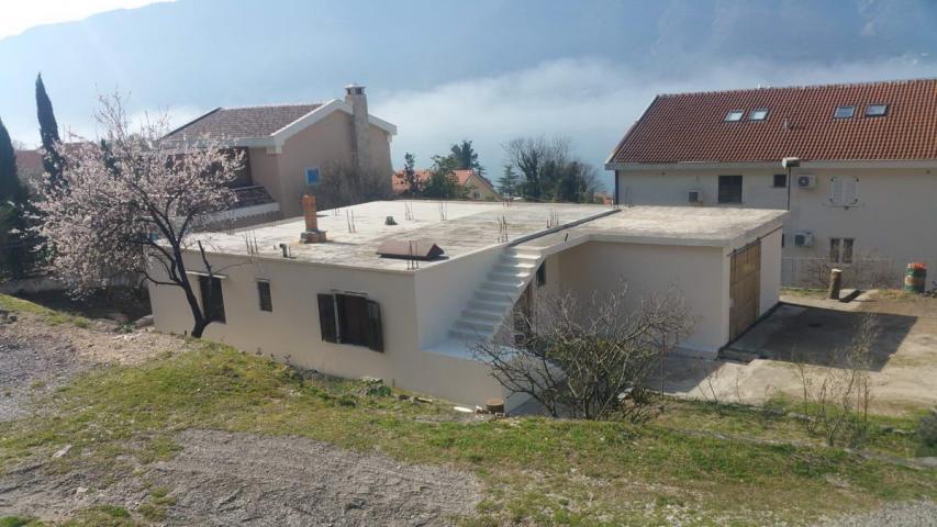 Gradjevinska parcela 1.384 m² sa kućom, garažom, pogledom na more i mogućnošću gradnje do 900 m² – D