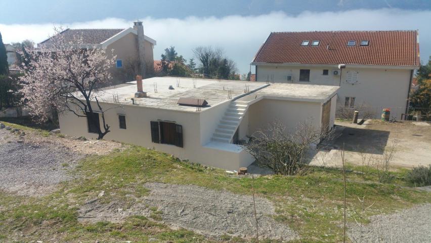Gradjevinska parcela 1.384 m² sa kućom, garažom, pogledom na more i mogućnošću gradnje do 900 m² – D