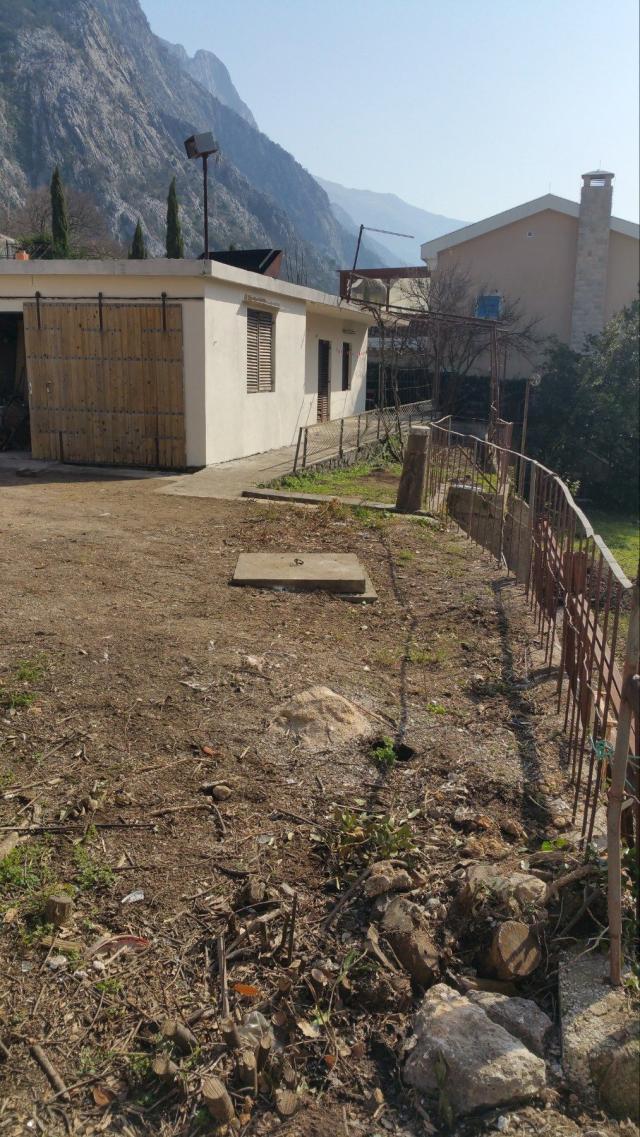 Gradjevinska parcela 1.384 m² sa kućom, garažom, pogledom na more i mogućnošću gradnje do 900 m² – D