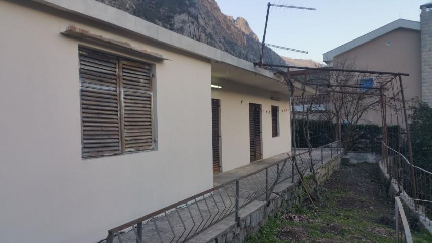 Gradjevinska parcela 1.384 m² sa kućom, garažom, pogledom na more i mogućnošću gradnje do 900 m² – D