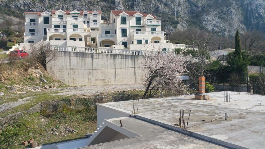 Gradjevinska parcela 1.384 m² sa kućom, garažom, pogledom na more i mogućnošću gradnje do 900 m² – D