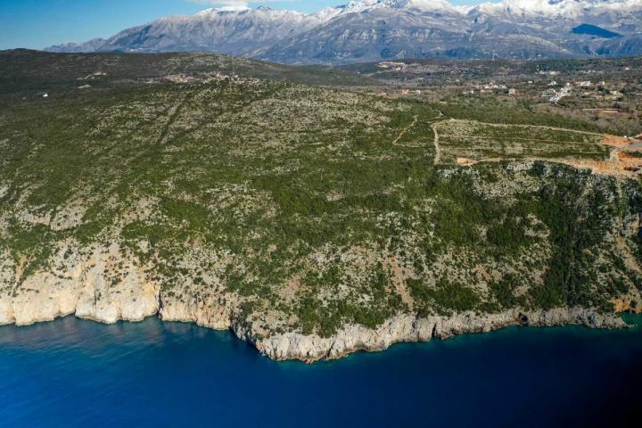 Jedinstven plac površine 5000m2 na samoj obali mora, Zagora, opština Kotor.  (Mogućnost plaćanja kri