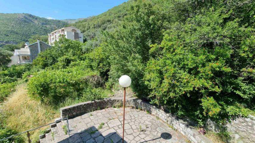 Kuca za renoviranje sa prelepim pogledom na more, Petrovac, Budva. 
