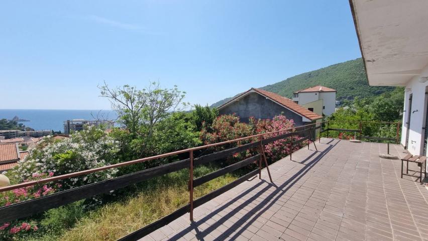 Kuca za renoviranje sa prelepim pogledom na more, Petrovac, Budva. 