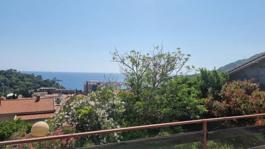 Kuca za renoviranje sa prelepim pogledom na more, Petrovac, Budva. 