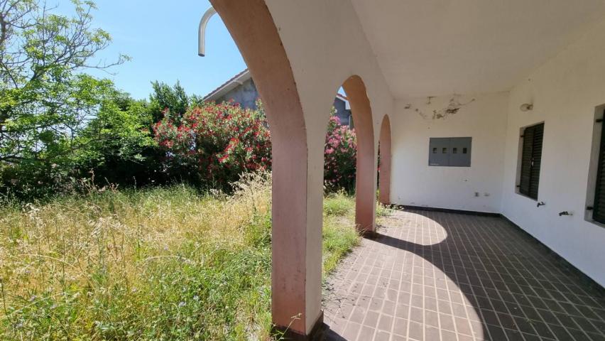 Kuca za renoviranje sa prelepim pogledom na more, Petrovac, Budva. 