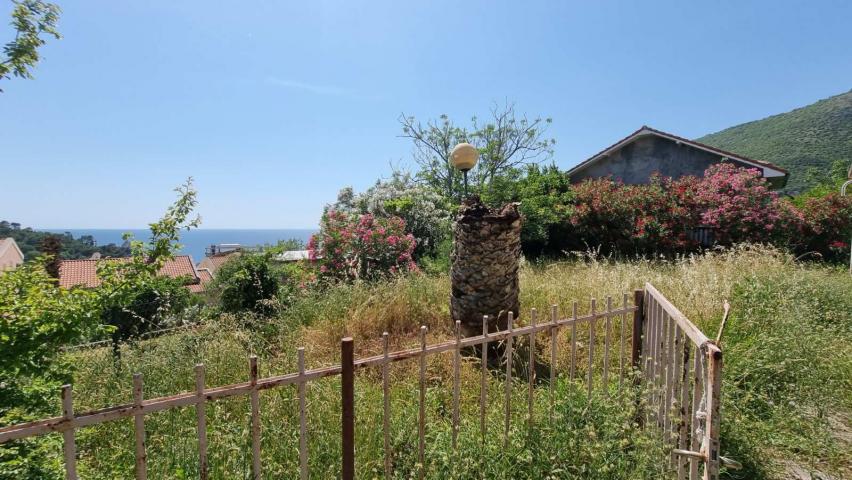 Kuca za renoviranje sa prelepim pogledom na more, Petrovac, Budva. 