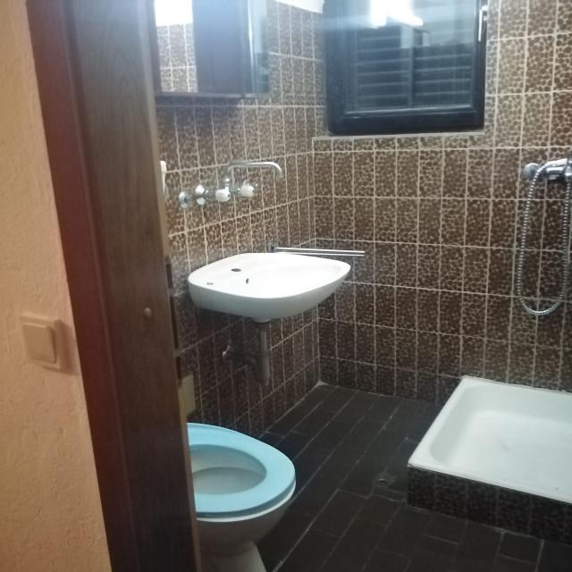Kuca za renoviranje sa prelepim pogledom na more, Petrovac, Budva. 