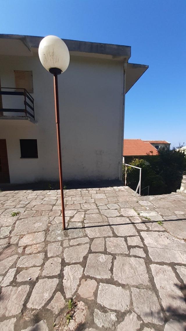 Kuca za renoviranje sa prelepim pogledom na more, Petrovac, Budva. 
