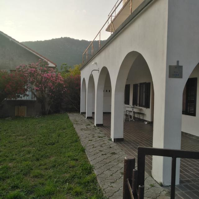 Kuca za renoviranje sa prelepim pogledom na more, Petrovac, Budva. 
